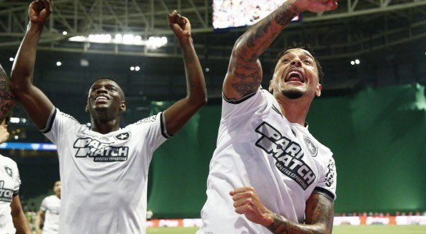 Imagem dos jogadores do Botafogo comemorando gol sobre o Palmeiras no Allianz Parque