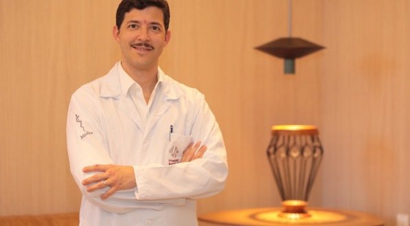 Dimas Antunes, urologista do Hospital Jayme da Fonte, explica como funciona a vasectomia com bisturi e sem bisturi