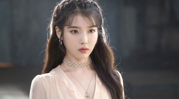 Imagem da atriz IU no dorama "Hotel del Luna"