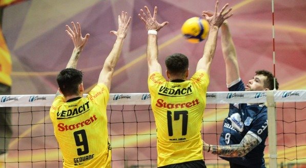 Imagem dos jogadores do Vôlei Guarulhos enfrentando o Itambé Minas