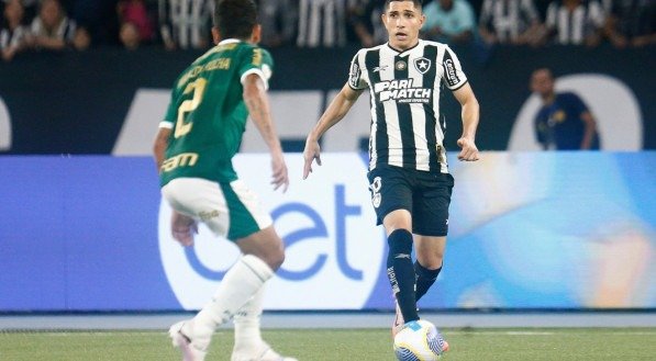 Thiago Almada, do Botafogo, sendo marcado por Marcos Rocha, do Palmeiras