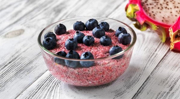 Pudim de chia com pitaya (Imagem: costioculescu | Shutterstock)