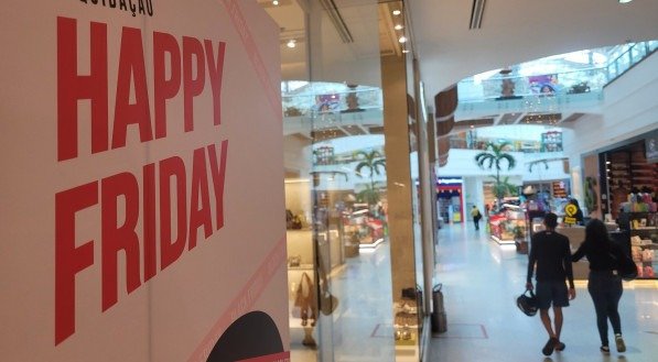 Imagem de Vitrine com os dizeres: Happy Friday, shoping RioMar Recife funciona em horário estendido nesta sexta-feira da Happy Friday