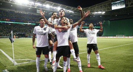 Jogadores do Botafogo comemoram vitória sobre o Palmeiras