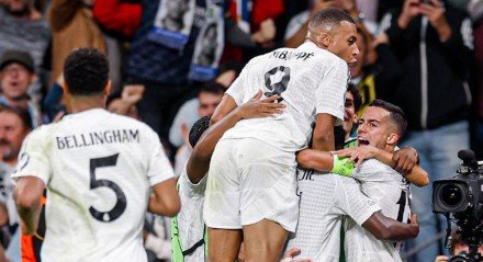 Jogadores do Real Madrid celebram gol