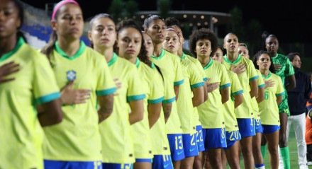 Jogadoras do Brasil Feminino perfiladas para o Hino Nacional