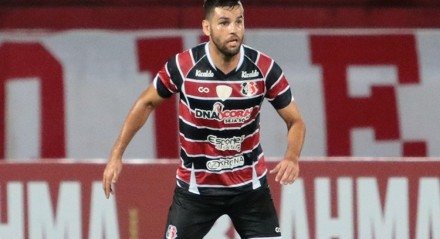 Imagem do zagueiro William Alves em ação pelo Santa Cruz