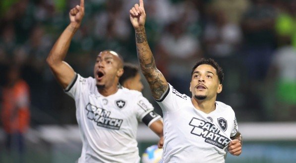 Gregore celebra gol do Botafogo em vitória contra o Palmeiras