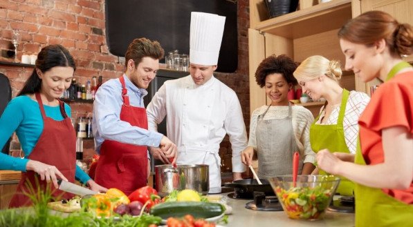 Os cursos de culinária são uma excelente alternativa para aprimorar as habilidades na cozinha e se destacar no mercado (Imagem: Ground Picture | Shutterstock)