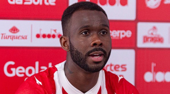 Imagem do lateral-esquerdo Igor Fernandes em entrevista coletiva pelo Náutico