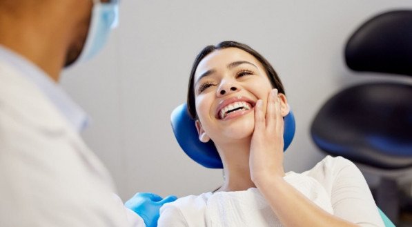 Roer as unhas pode prejudicar a saúde bucal de diversas formas (Imagem: PeopleImages.com - Yuri A | Shutterstock) 