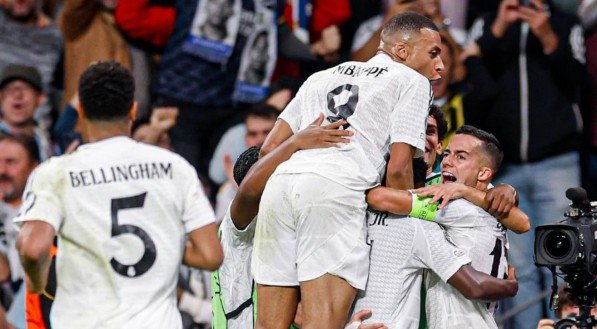 Jogadores do Real Madrid celebram gol