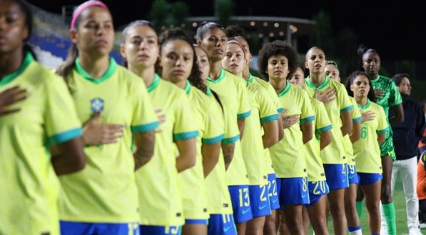 Jogadoras do Brasil Feminino perfiladas para o Hino Nacional