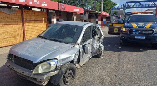 Sinistro de trânsito na BR-101 deixa veículo destruído