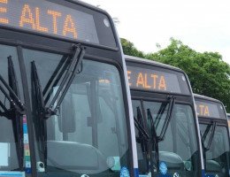 Motoristas realizam assembleia em frente à garagem da empresa Cidade Alta, em Olinda