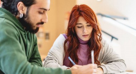 A preparação para a segunda fase da Fuvest é essencial para um bom desempenho (Imagem: Lomb | Shutterstock)