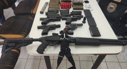 Várias armas foram apreendidas na Operação Blindados II, que cumpriu 11 mandados de prisão nesta quinta-feira (28)