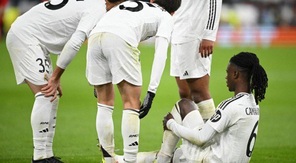 Camavinga é amparado pelos companheiros de Real Madrid