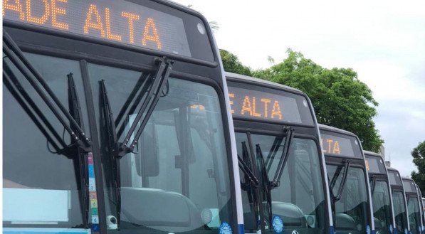 Motoristas realizam assembleia em frente à garagem da empresa Cidade Alta, em Olinda