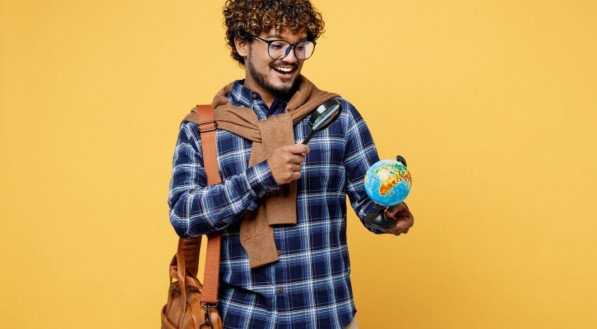 Universidades internacionais oferecem bolsas de estudos (Imagem: ViDI Studio | Shutterstock) 