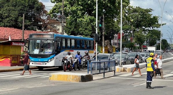Imagem de um ônibus que vai para a Festa do Morro parado em um semáforo