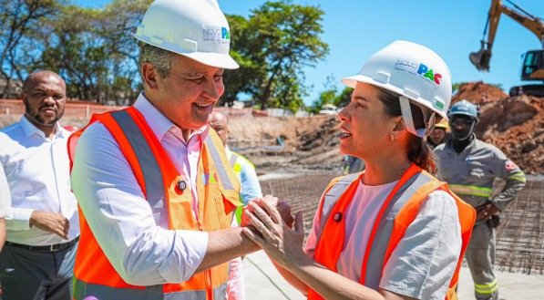 O ministro Rui Costa e a governadora Raquel Lyra, em visita a obras do PAC em Olinda