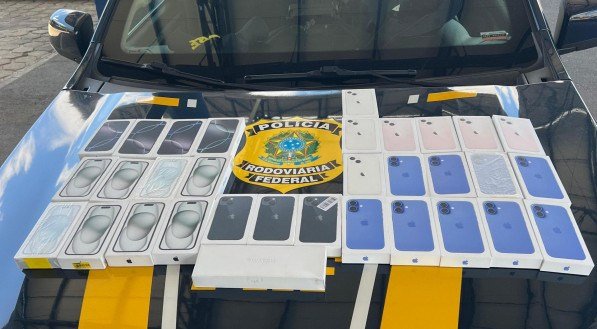 Polícia Rodoviária Federal apreendeu uma carga com mais de 30 celulares 