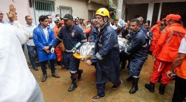 Resgate de uma das vítimas do soterramento em Salvador