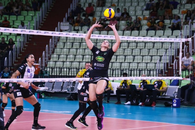 Imagem de jogo entre Unilife Maringá e Batavo Mackenzie pela Superliga Feminina