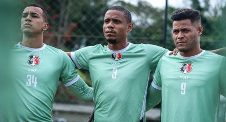 Matheus Vinicius (E), Everton Sena (C) e Gilvan (D) reunidos em treino com o Santa Cruz