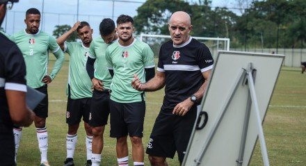 Técnico Itamar Schülle instruindo jogadores do Santa Cruz