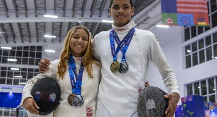 Jhon e Yale, da esgrima, com medalhas