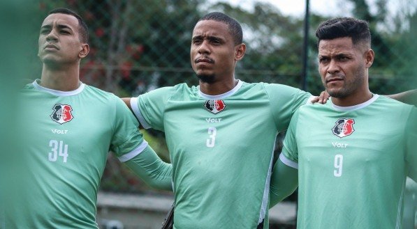 Matheus Vinicius (E), Everton Sena (C) e Gilvan (D) reunidos em treino com o Santa Cruz