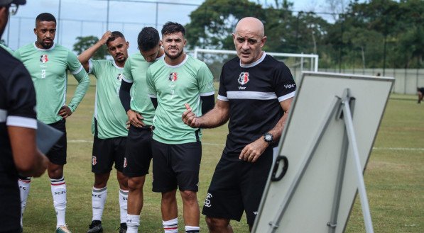 Técnico Itamar Schülle instruindo jogadores do Santa Cruz