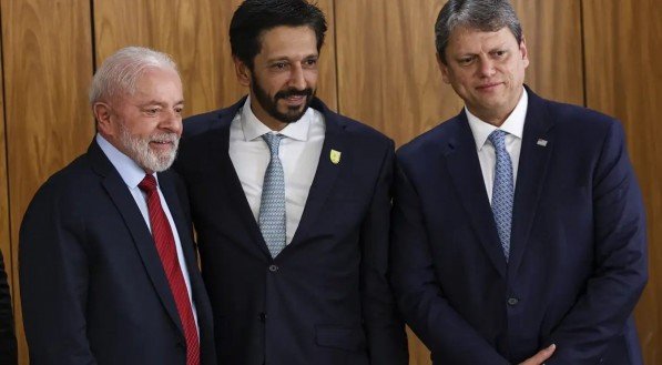 Presidente Lula ao lado de governador de São Paulo, Tarcísio de Freitas, e prefeito de São Paulo, Ricardo Nunes, em cerimônia para assinatura de contratos de financiamento do BNDES para infraestrutura e mobilidade urbana de São Paulo