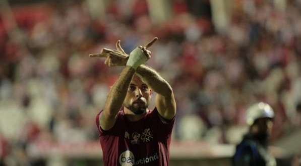 Paulo Sérgio comemorando gol pelo Náutico com gesto obsceno