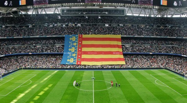 Torcida lota o Estádio Santiago Bernabéu para ver jogo do Real Madrid