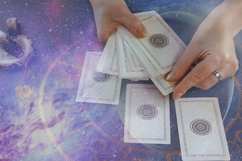 O tarot indica um mês de reflexão para os 12 signos (Imagem: Shyntartanya | Shutterstock)