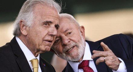 Imagem do ministro da Defesa, José Múcio Monteiro, ao lado do presidente Luiz Inácio Lula da Silva