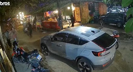 Imagens de câmeras de segurança registraram momento em que grupo armado atira contra pessoas que estavam em quiosque em Paraty