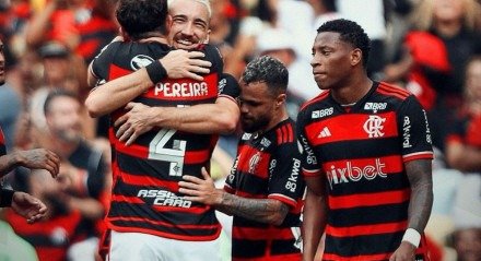 Jogadores do Flamengo celebram gol de Léo Ortiz