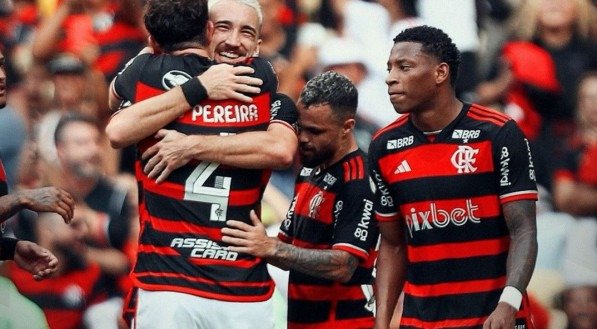 Jogadores do Flamengo celebram gol de Léo Ortiz