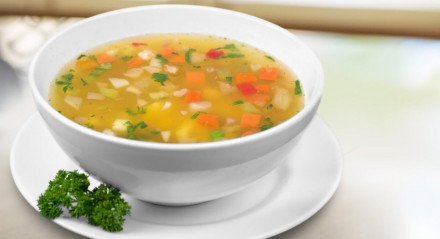 Sopa detox de legumes (Imagem: Billion Photos | Shutterstock)