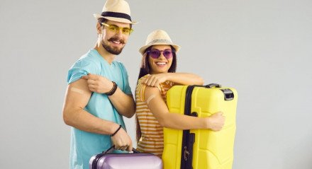 A atualização vacinal protege contra doenças locais e previne possíveis barreiras em viagens (Imagem: Studio Romantic | Shutterstock)