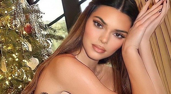 Modelo Kendall Jenner já elegeu o penteado de franja frontal presa para celebrar as festas de fim de ano.