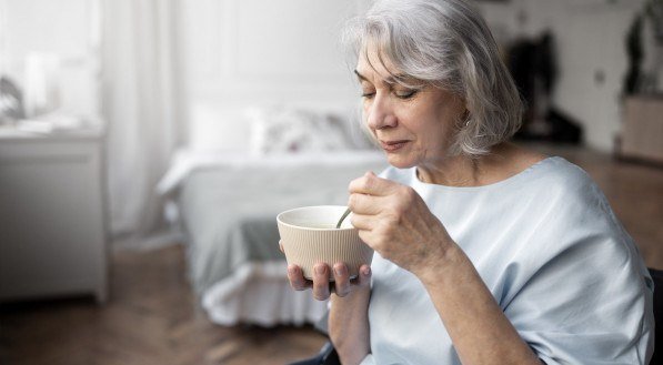 A disfagia é influenciada tanto pelo envelhecimento natural como por doenças mais comuns entre idosos, como AVC, Parkinson, Alzheimer e outros tipos de demência