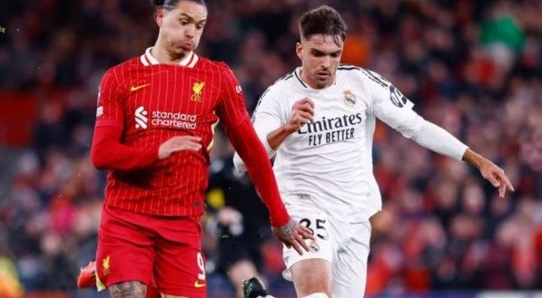 Raúl Asencio do Real Madrid, marca Darwin Núñez, do Liverpool