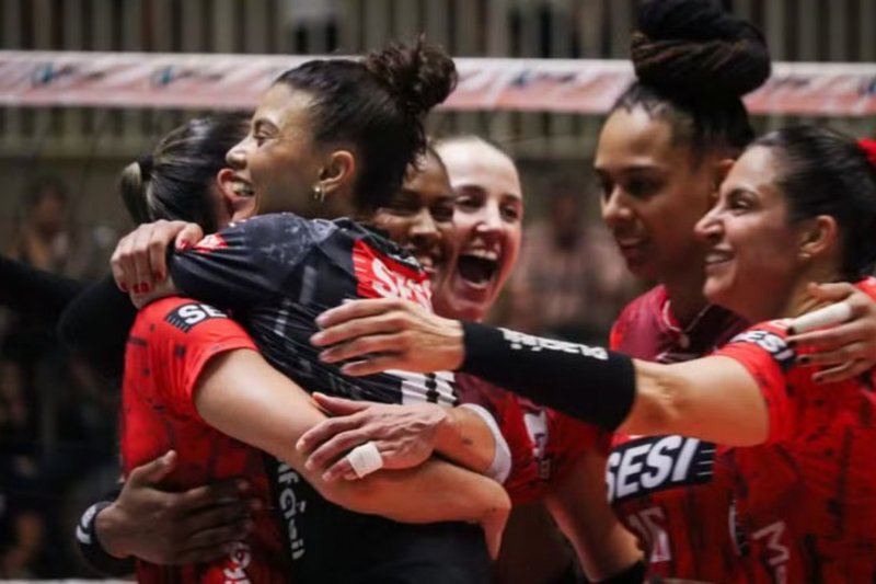 Imagem das jogadoras do Sesi-Bauru comemorando vitória na Superliga