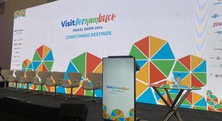 Telão do evento Visit Pernambuco - Travel Show 2024, em Porto de Galinhas