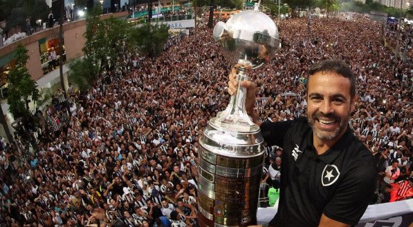 Artur Jorge atrai interesse de mercado internacional e pode deixar o Botafogo